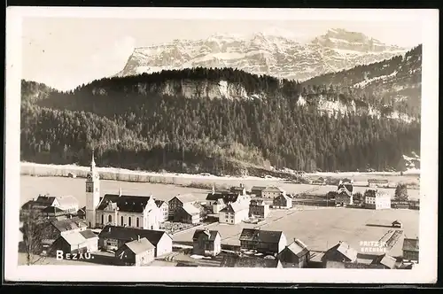 Fotografie Fritz jr., Bregenz, Ansicht Bezau, Ortsansicht mit Kirche & Gebirgsmassiv