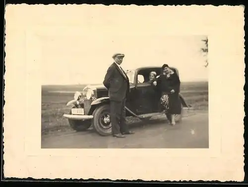 Fotografie Auto Opel P4, Familie bei der Rückfahrt aus Eschwege 1934