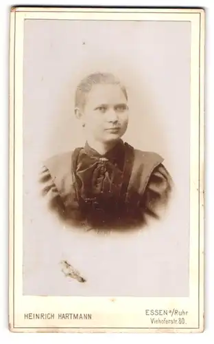 Fotografie Heinrich Hartmann, Essen /Ruhr, Viehoferstrasse 80, Junge Frau mit strenger Frisur