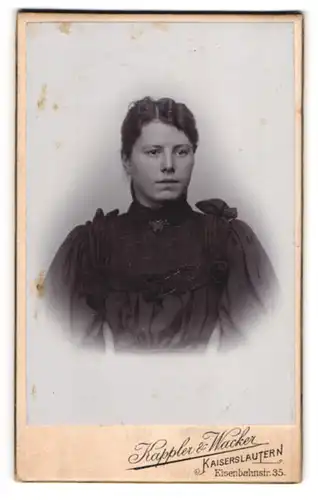 Fotografie Kappler & Wacker, Kaiserslautern, Eisenbahnstrasse 35, Bürgerliche Frau im Puffärmelkleid