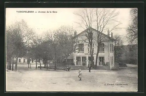 AK Vaucouleurs, Avenue de la Gare, Ortspartie am Restaurant mit Kind