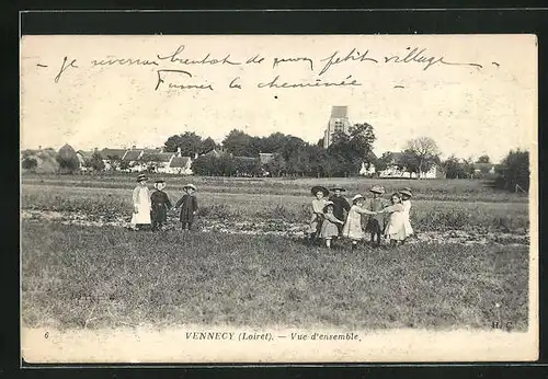 AK Vennecy, Vue d`Ensemble, Totalansicht des Dorfes mit Bewohnern auf Feld