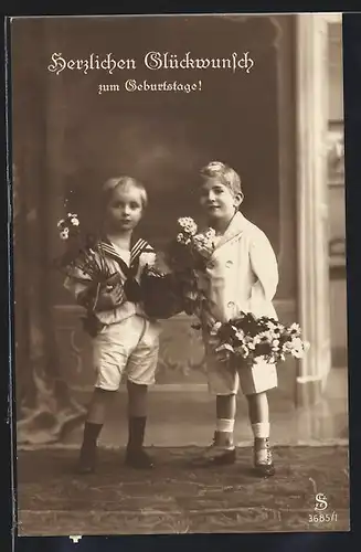 Foto-AK L.J. & F.F. Nr. 3685 /1: Geburtstagsgruss, Zwei kleine Gratulanten mit Blumen