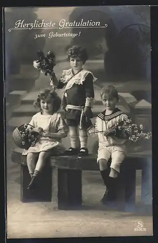 Foto-AK L.J. & F.F. Nr. 3508 /5: Geburtstagsgruss, Drei kleine Gratulanten mit Blumen