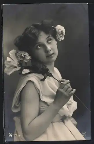 Foto-AK L.J. & F.F. Nr. 2097 /2: Fräulein mit Rose im Haar