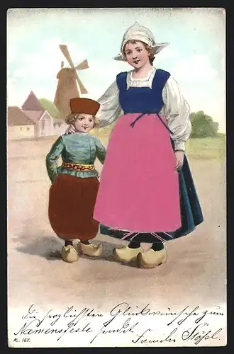 Stoff-Präge-AK Holländerin mit Jungen in Holzschuhen, Im Hintergrund Windmühle