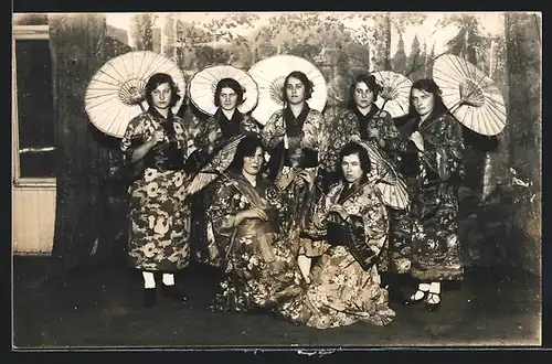 Foto-AK Damen in japanischer traditioneller Kleidung mit Schirmen