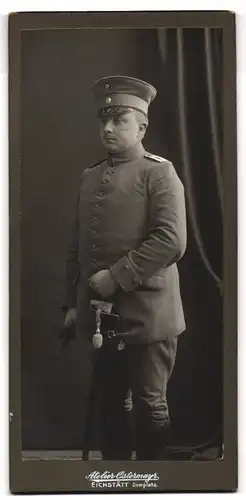 Fotografie Atelier Ostermayr, Eichstätt, Domplatz, Junger Soldat mit Schmiss und Portepee am Säbel in Uniform