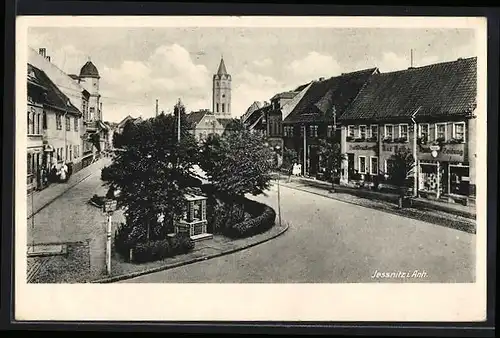 AK Jessnitz i. Anh., Ortsansicht mit Kirche, Strassenpartie