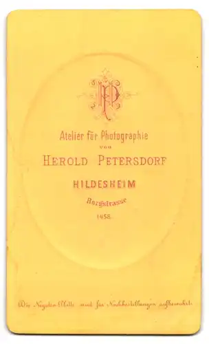 Fotografie Herold Petersdorf, Hildesheim, Burgstrasse, Herr im besten Alter mit Halstuch im Portrait