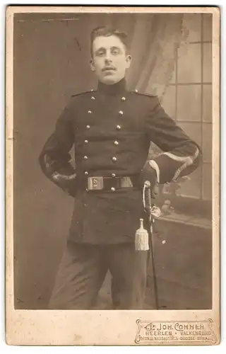 Fotografie Joh. Cohnen, Heerlen, Nassauerstrasse 5, Junger Soldat mit Portepee und Säbel in Uniform, Reg. 2