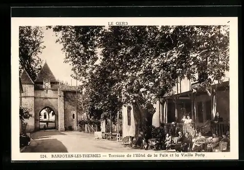 AK Barbotan-les-Thermes, Terrasses de l`Hotel de la Paix et la Vieille Porte