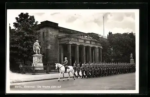 AK Berlin, Ehrenmal, Aufzug der Wache