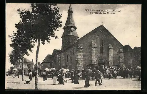 AK Nèris-les-Bains, Sortie de la Messe