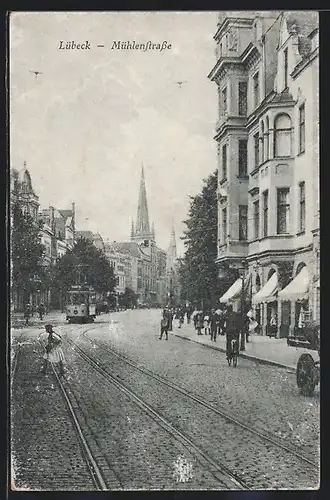 AK Lübeck, Mühlenstrasse mit Strassenbahn und Geschäften