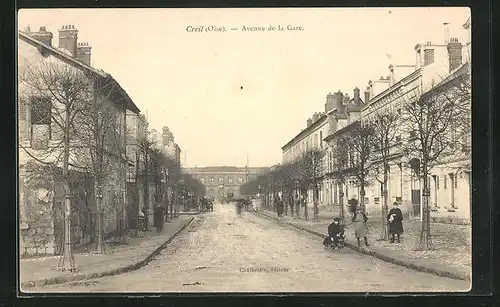 AK Creil, Avenue de la Gare, Strassenpartie mit Bahnhof