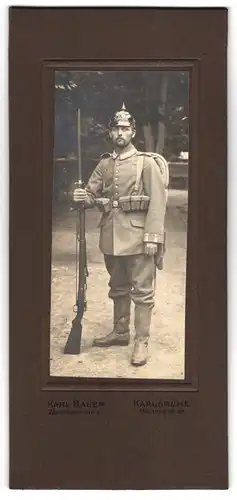 Fotografie Karl Bauer, Karlsruhe, Soldat in Feldgrau Uniform mit Badischer Pickelhaube Eisenbahn Rgt., Ausmarschgepäck