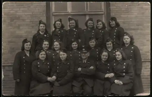 Fotografie Deutsche Reichsbahn, Eisenbahner & Eisenbahnerinnen in Uniform