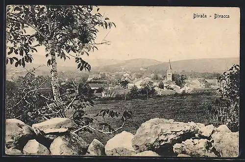 AK Divacca, Ortsansicht aus der Ferne, mit Bergpanorama