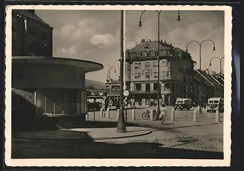 AK Marburg /Drau, Ortspartie mit Flachdach-Rundgebäude, Bussen und Passanten