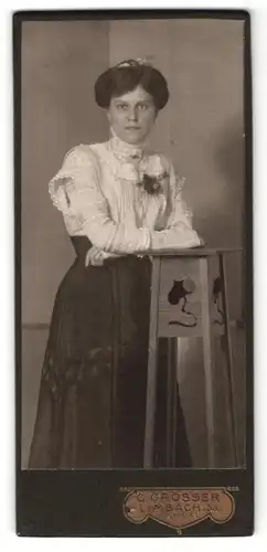 Fotografie C. Grosser, Limbach i. Sa., Portrait junge Dame in hübscher Bluse an Tisch gelehnt