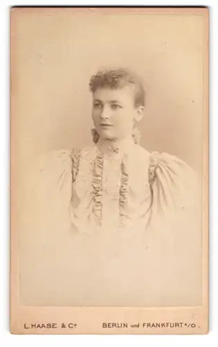 Fotografie L. Haase & Co., Berlin, Unter den Linden 67, Junge Dame im Kleid mit Puffärmeln