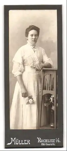 Fotografie Müller, Rochlitz i. S., Gärtnerstr., Junge Dame im weissen Kleid