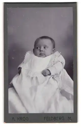 Fotografie A. Krog, Feldberg-M., Süsses Kleinkind im weissen Kleid