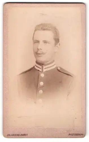 Fotografie Julius Kricheldorff, Berlin-NW, Portrait Soldat in Uniform