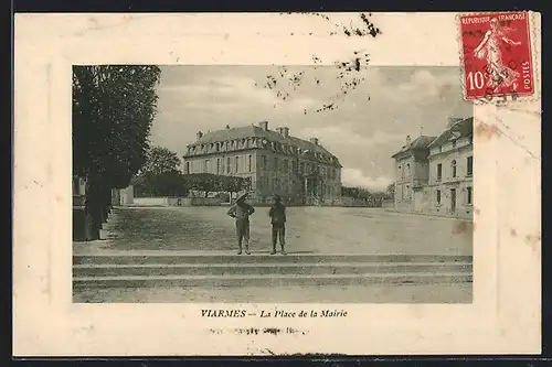 AK Viarmes, La Place de la Mairie