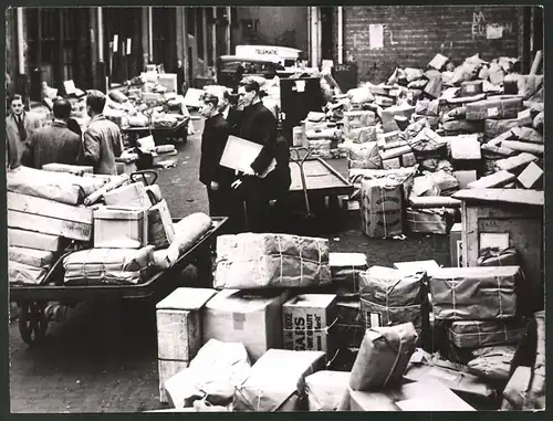 Fotografie Ansicht London, Streik der Eisenbahnhilfsarbeiter 1938, Frachtsendungen stapeln sich auf einem Güterbahnhof