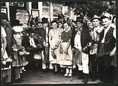 Fotografie Ansicht Wien, Kirtag Dornbach, Gruppe Festteilnehmer beim Winzerumzug 1938