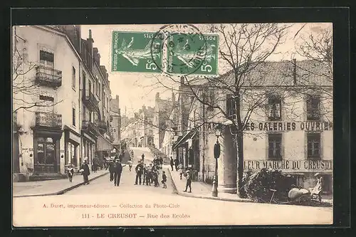 AK Le Creusot, Rue des Ecoles, Einwohner auf der Strasse