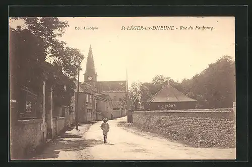 AK St-Léger-sur-Dheune, Rue du Faubourg, Strassenpartie mit Kirchblick