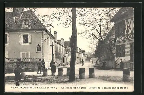 AK Saint-Loup-de-la-Salle, La Place de l`Eglise - Route de Verdun-sur-le-Doubs