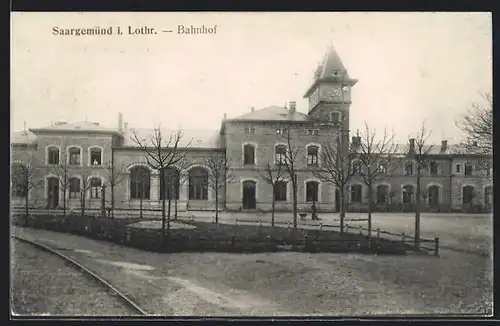 AK Saargemünd i. Lothr., vor dem Bahnhof