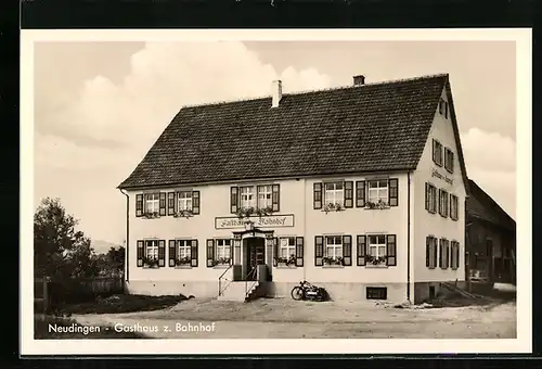 AK Neudingen, Gasthaus zum Bahnhof mit Motorrad