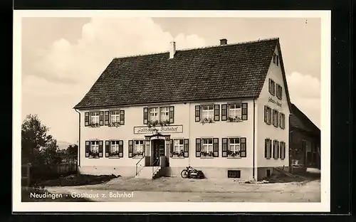 AK Neudingen, Gasthaus zum Bahnhof mit Motorrad