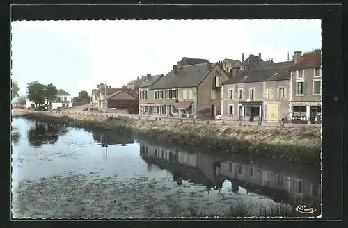 AK Cercy-la-Tour, Les Quais, Strasse am Fluss