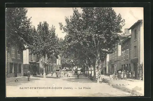 AK Saint-Symphorien-d`Ozon, La Place, Licht- und Schattenspiel auf dem zentralen Platz