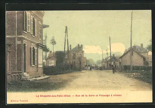 AK La Chapelle-aux-Pots, Rue de la Gare et Passage à niveau