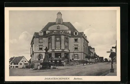 AK Donaueschingen, am Ehrenmal vor dem Rathaus