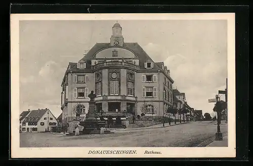 AK Donaueschingen, am Ehrenmal vor dem Rathaus