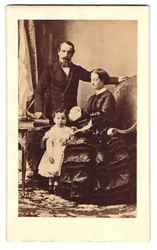 Fotografie unbekannter Fotograf und Ort, Portrait Kaiser Napoleon III. Bonaparte mit Frau Eugenie de Montijo mit Sohn