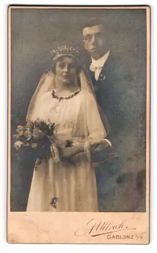 Fotografie A. Ullrich, Gablonz a. N., Hauptstr. 16, Hochzeitspaar im Brautkleid und Anzug mit Brautstrauss