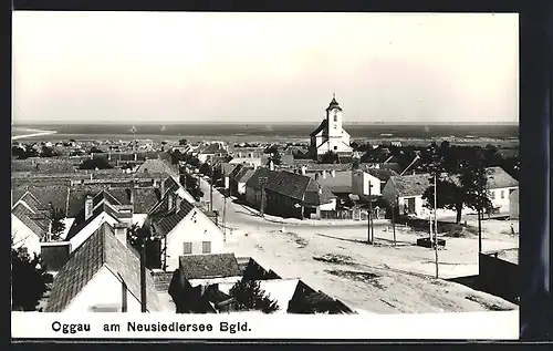 AK Oggau am Neusiedlersee, Teilansicht mit Kirche und Strassenpartie
