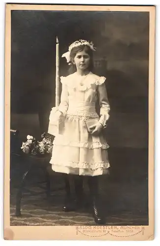 Fotografie Alois Koestler, München, junges Mädchen Marie zur Kommunion im Kleid mit Kerze