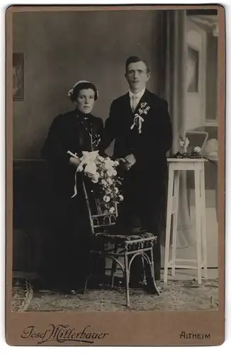 Fotografie Josef Mitterbauer, Altheim, Georg Helstern und seine Braut am Hochzeitstag im schwarzen Kleid