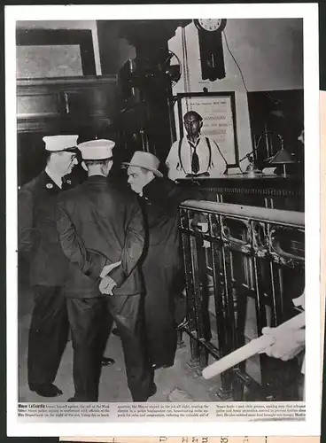 Fotografie Ansicht New York, Bürgermeister La Guardia in einer Polizeiwache in Harlem, Bekämpfung der Hungernot 1943