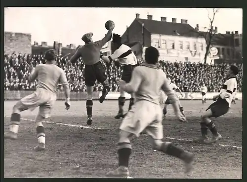 Fotografie Ansicht Wien, Wackerplatz, Fussballspiel Vienna vs Sport Klub 1939